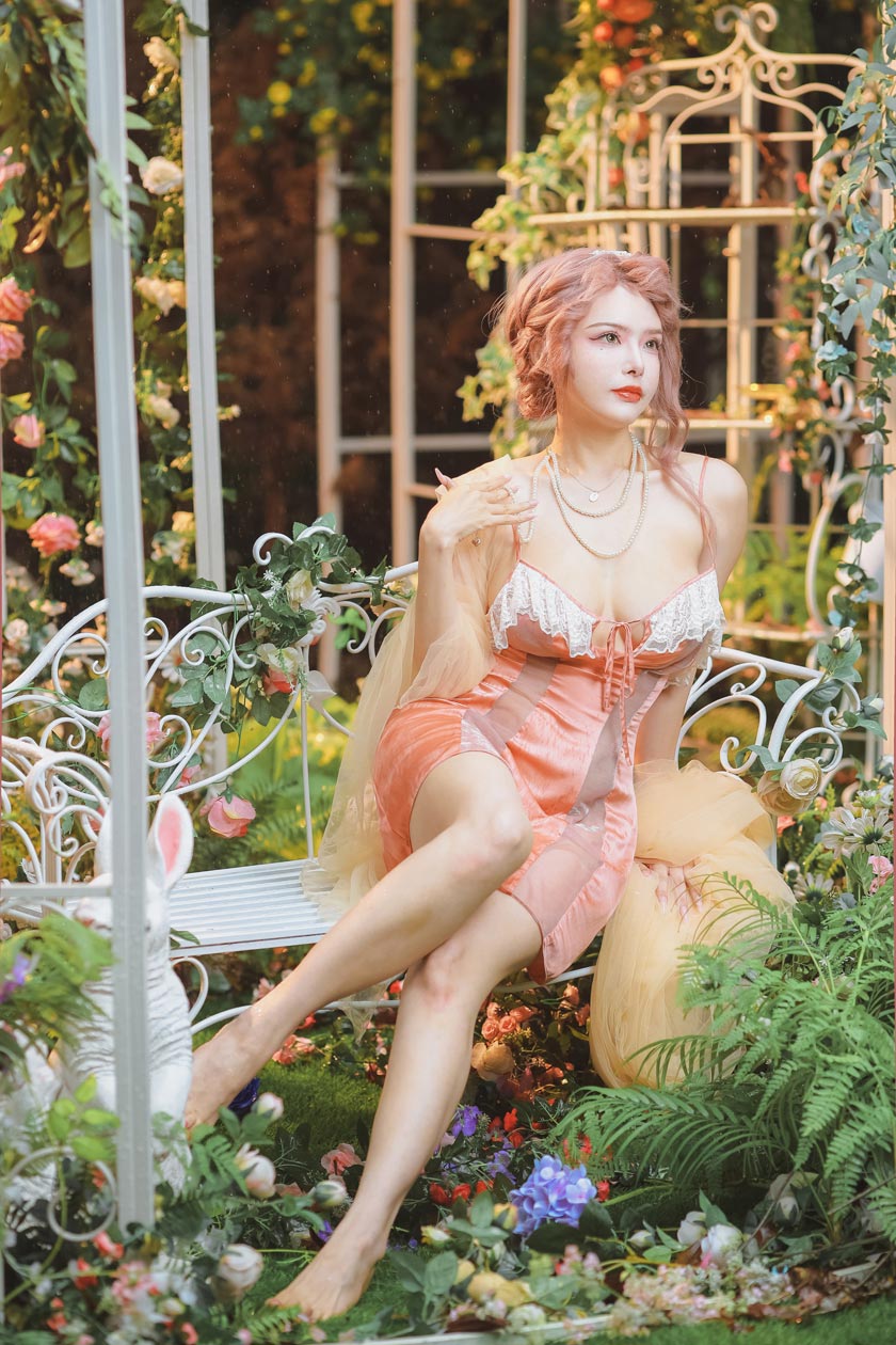 秋和柯基 花园嬉水